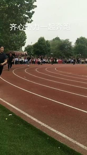 -比赛中队员之间默契配合，拿下宝贵的胜利