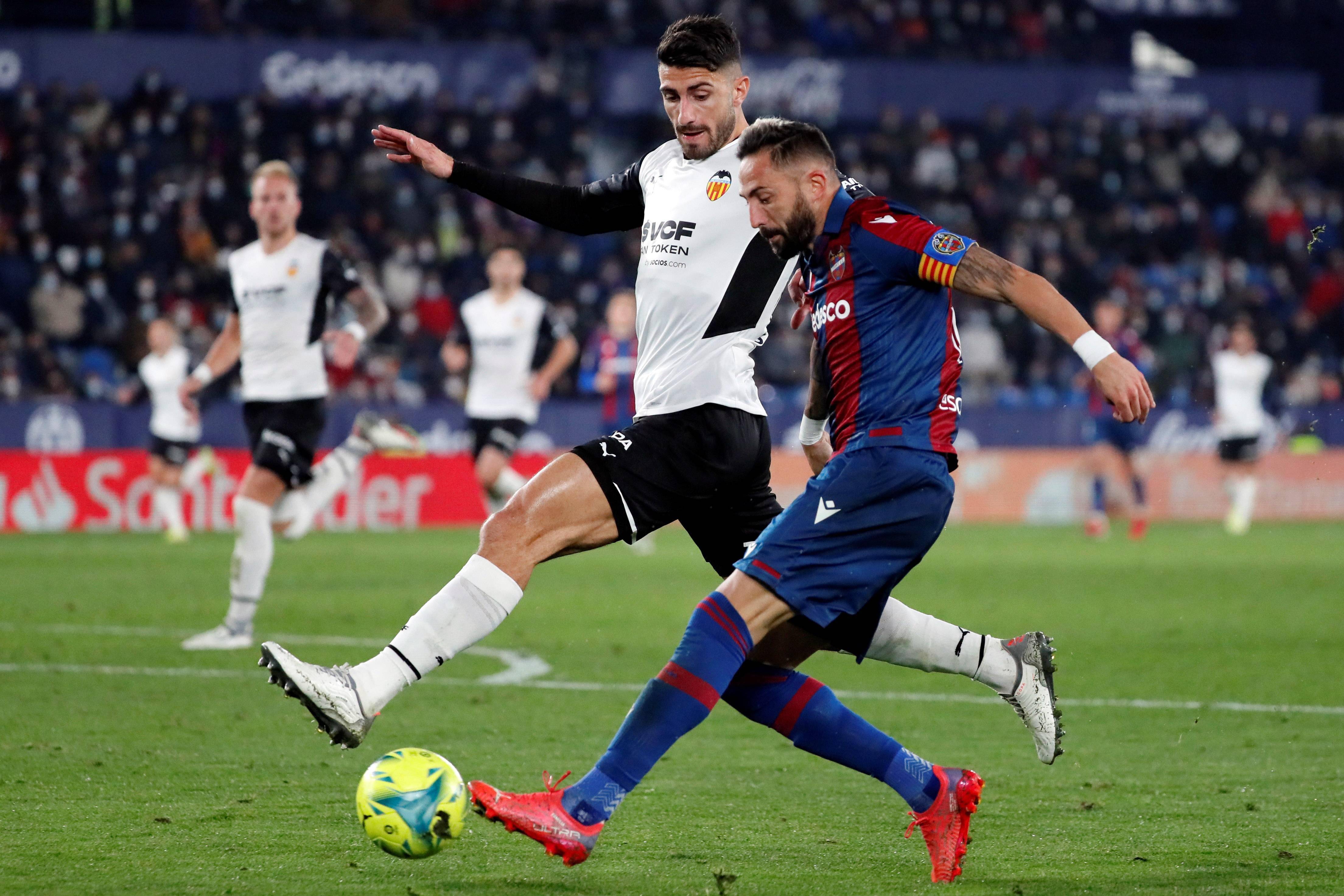 九游体育在线登录-顶级足球俱乐部在欧洲赛场上交锋，英姿飒爽