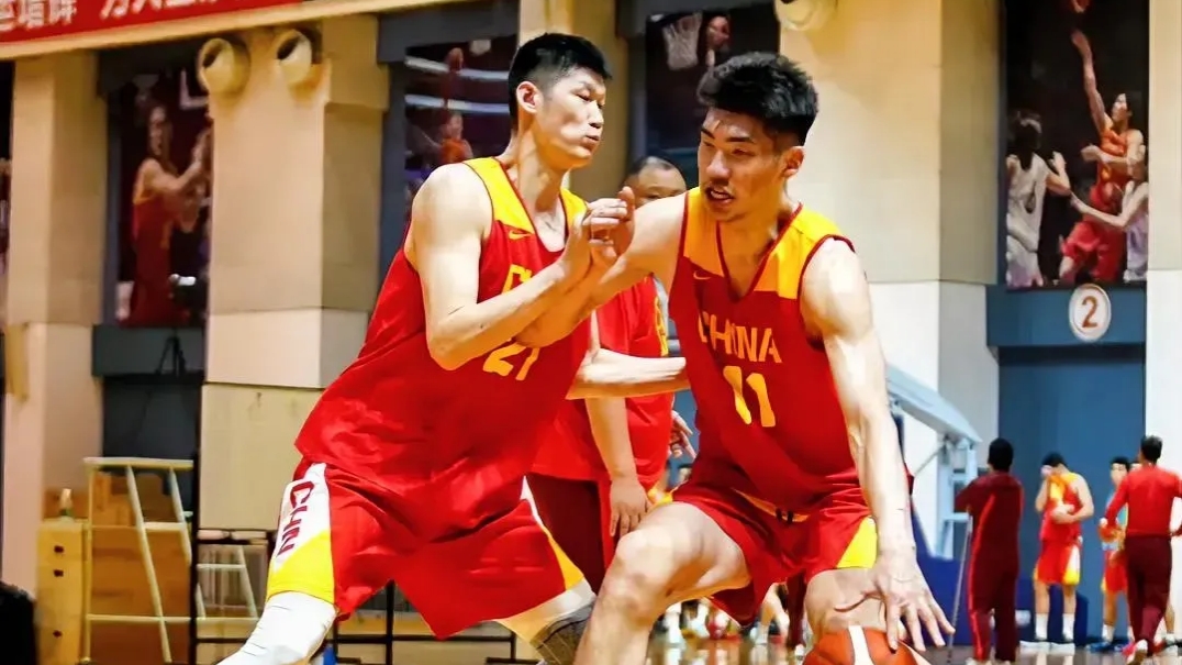 球员们在比赛中展现出顽强的斗志 球员们在比赛中展现出顽强的斗志