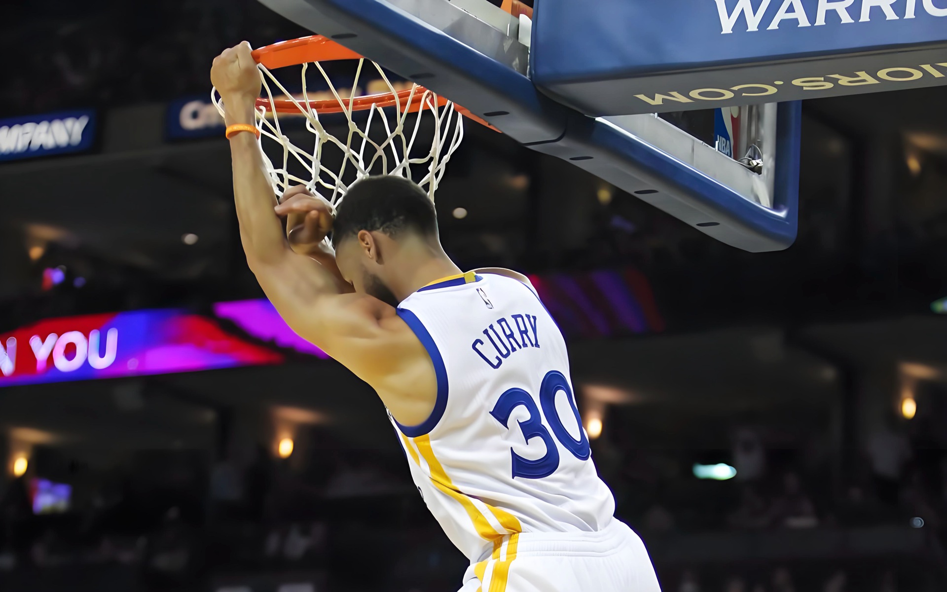 篮球巨星库里带领球队取得胜利，完美发挥的简单介绍