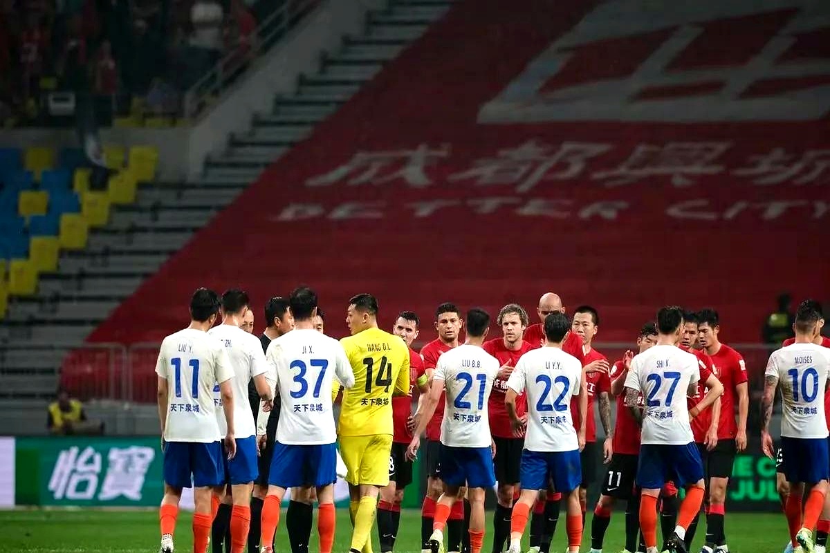 -包含球队换帅决策争议不断，媒体吵成一团的词条