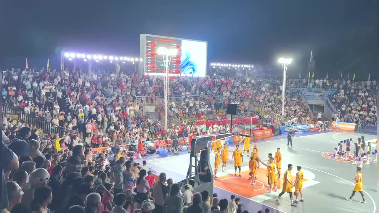 关于比赛现场气氛热闹非凡,球员斗志昂扬的信息 关于比赛现场气氛热闹非凡,球员斗志昂扬的信息