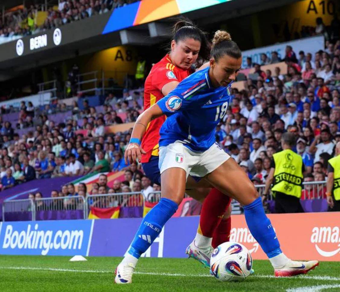 意大利女足团队实力强劲，获得冠军