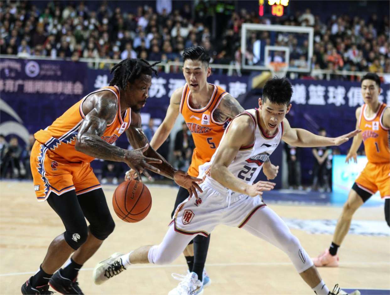 九游体育网页版入口-上海队球员异军突起，助球队击败对手