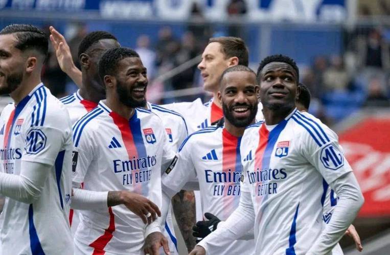 关于里昂主帅施行轮换阵容备战欧冠资格赛的信息