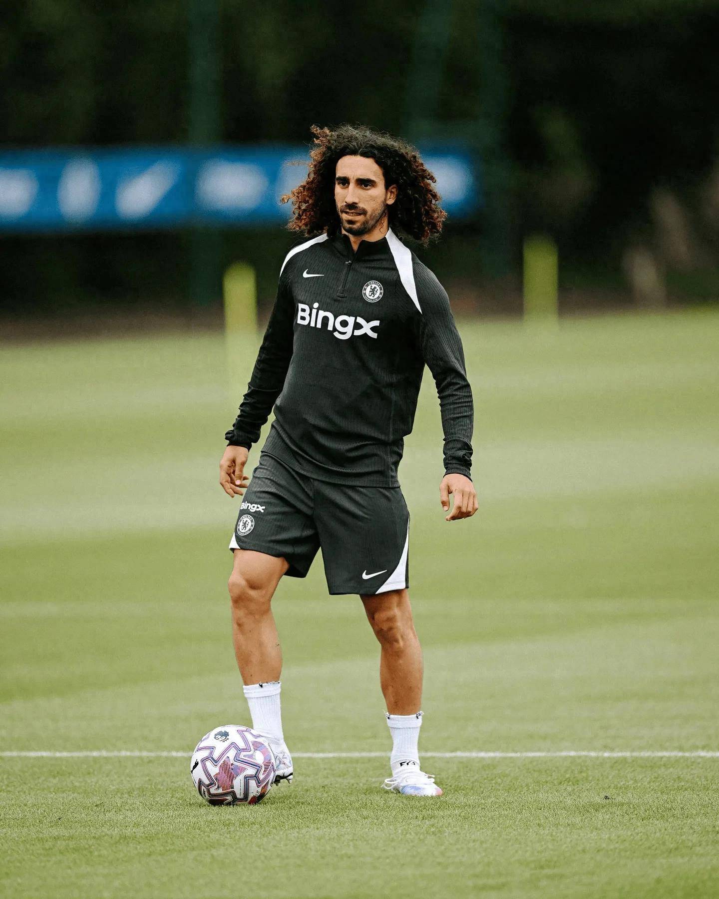 球队备战新赛季，球员们进行封闭训练备战