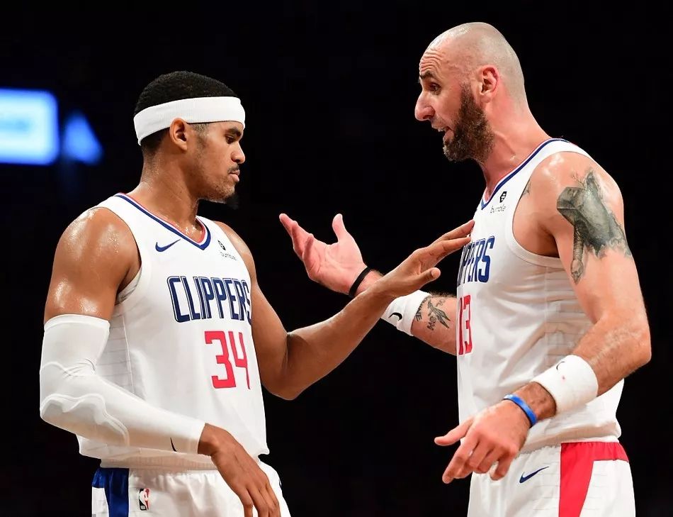 -球队阵容变阵频繁，战绩难有起色