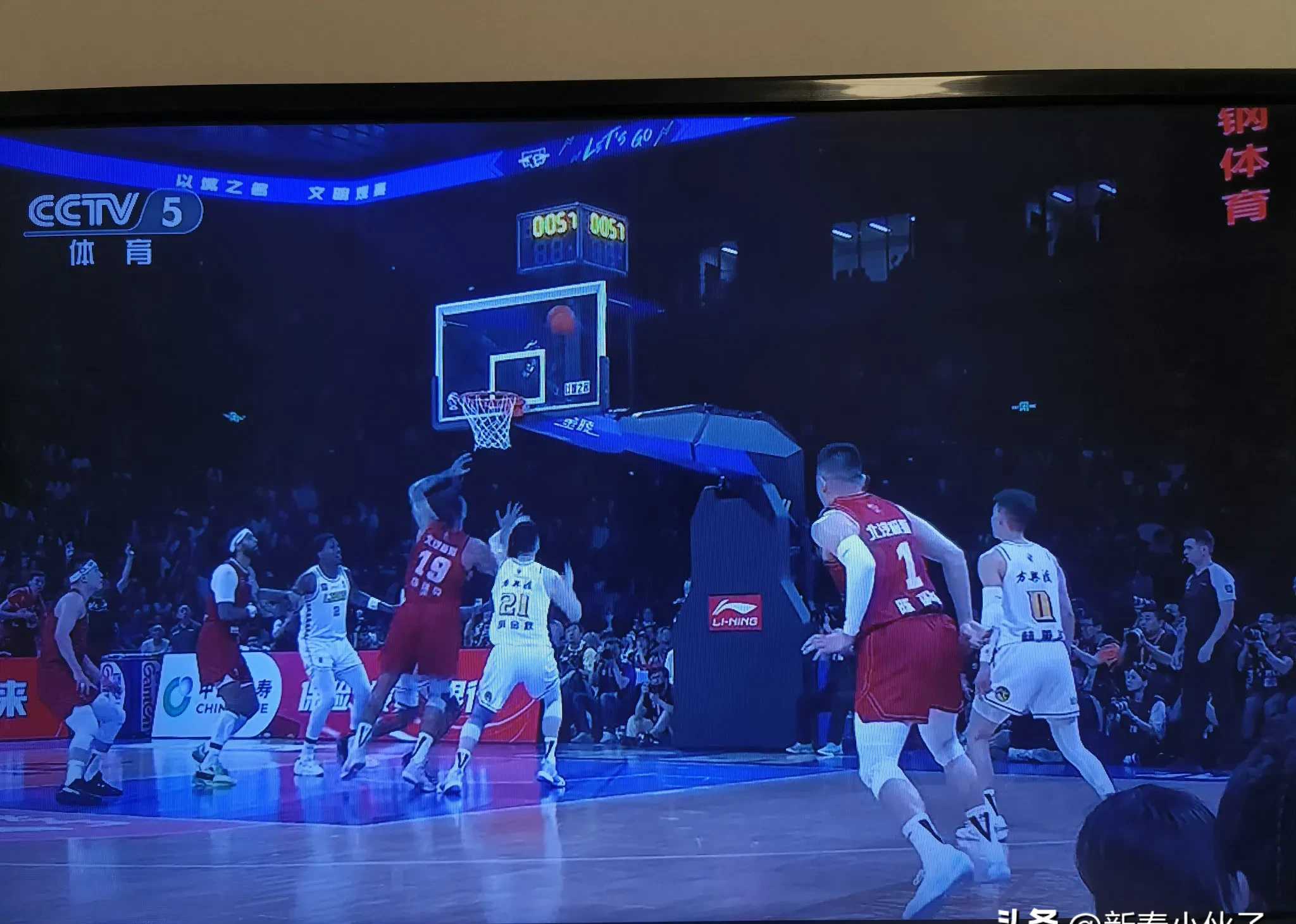 东西部全明星队角逐血拼，比赛激烈