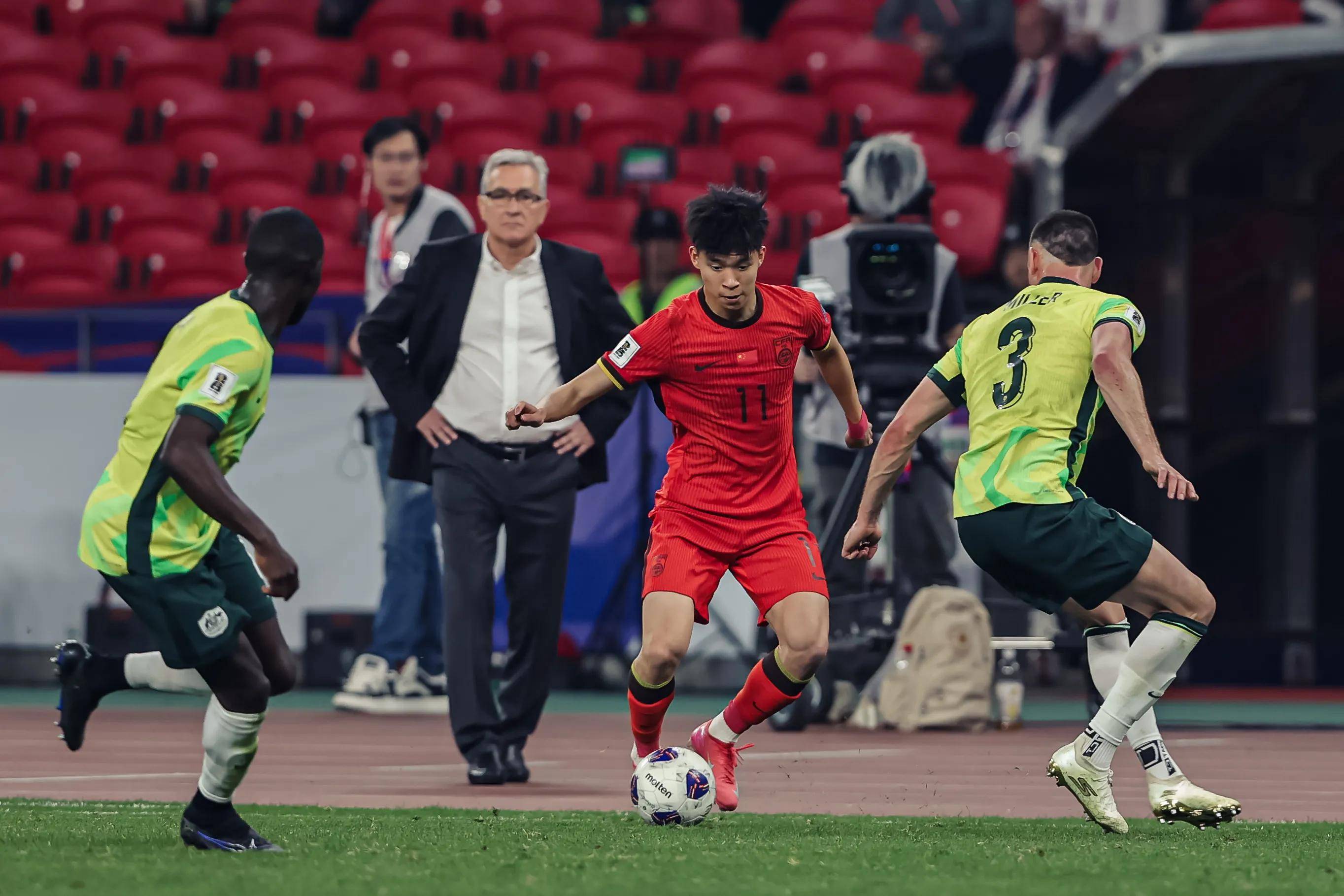 年轻球员首次代表国家队出征，备受瞩目