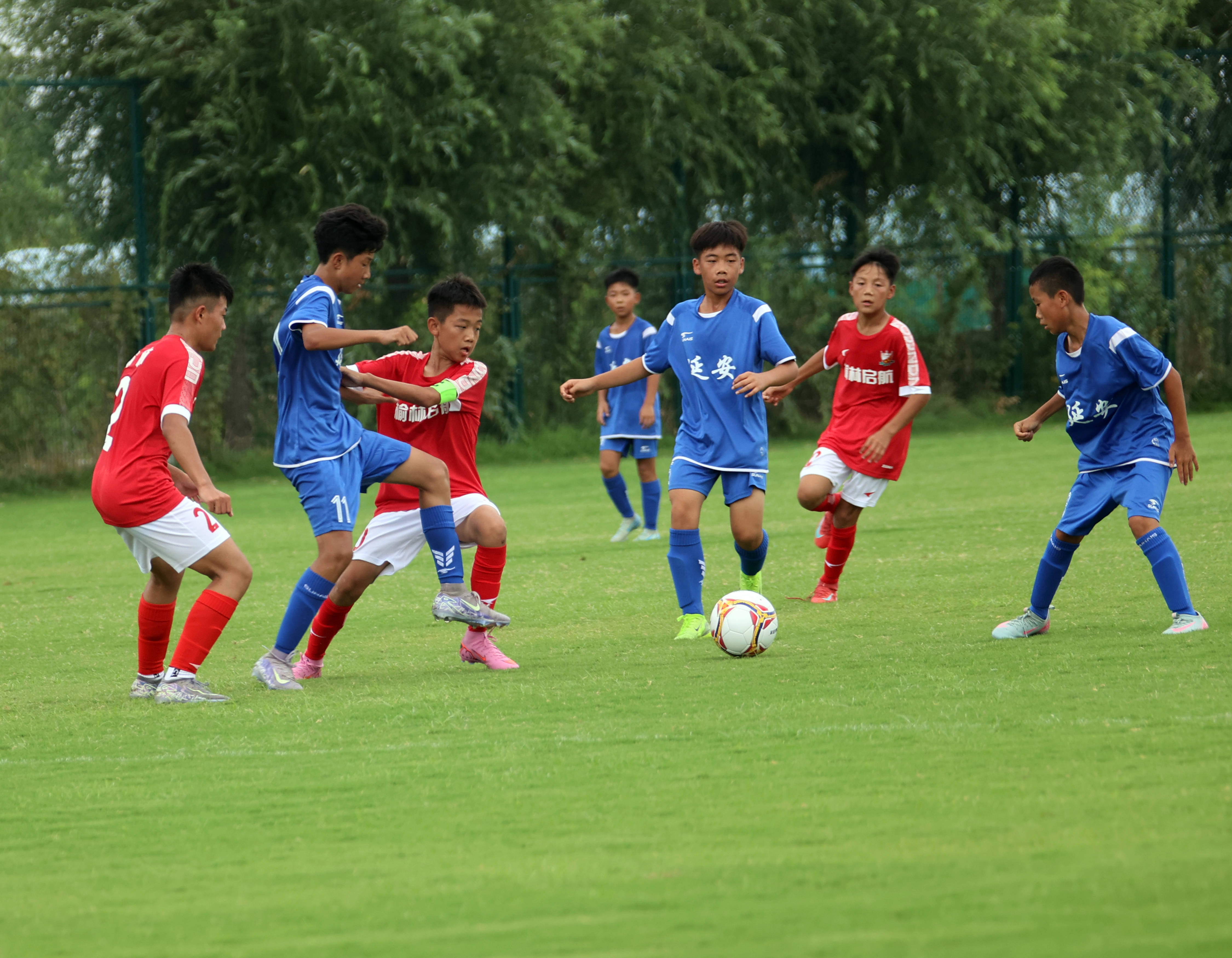 九游体育网页版入口-亚洲青少年足球比赛中球员表现抢眼